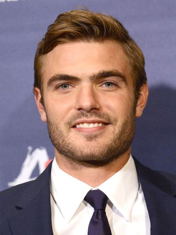Alex Roe