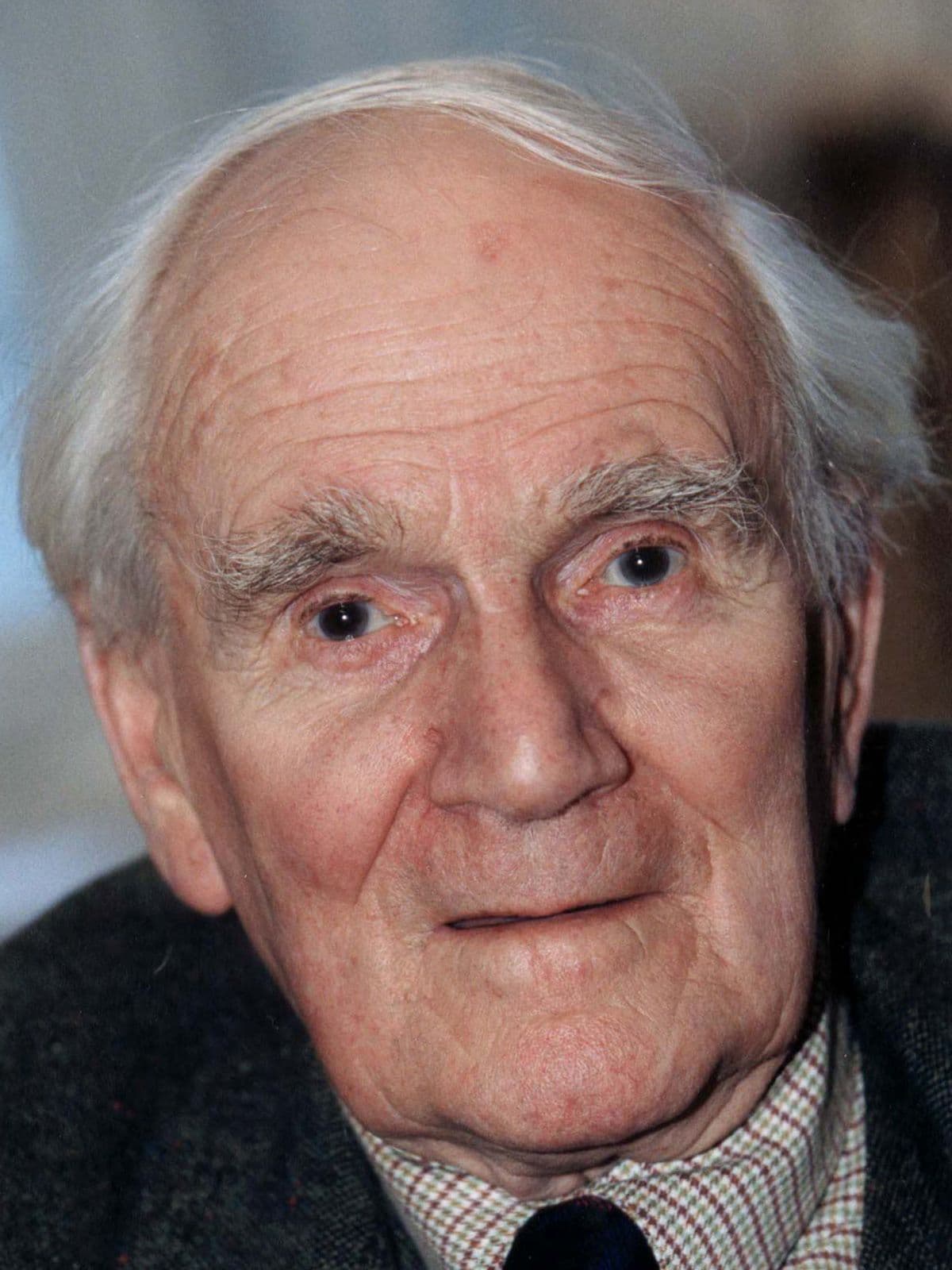 Desmond Llewelyn