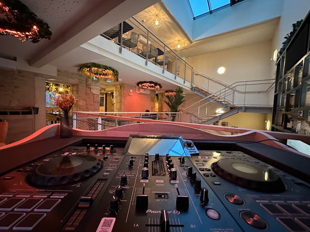 Aux Heures Heureuses - Cover