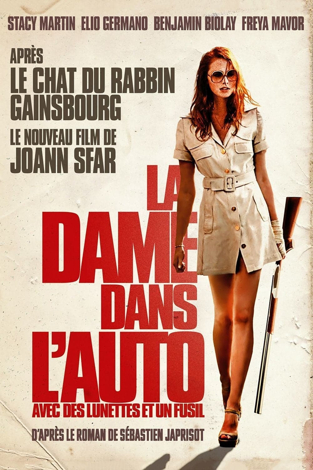 La dame dans l'auto avec des lunettes et un fusil
