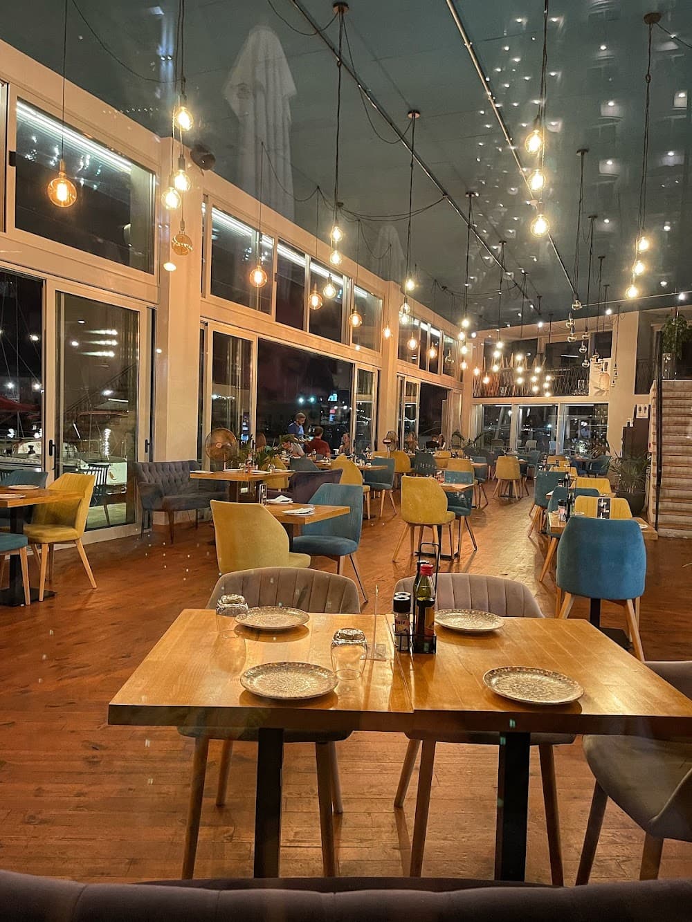 Punto Bar & Dine - Cover