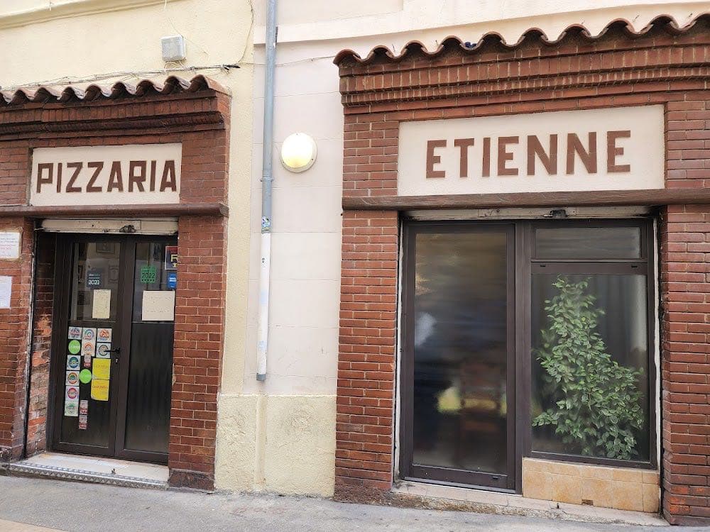 Chez Etienne - Cover