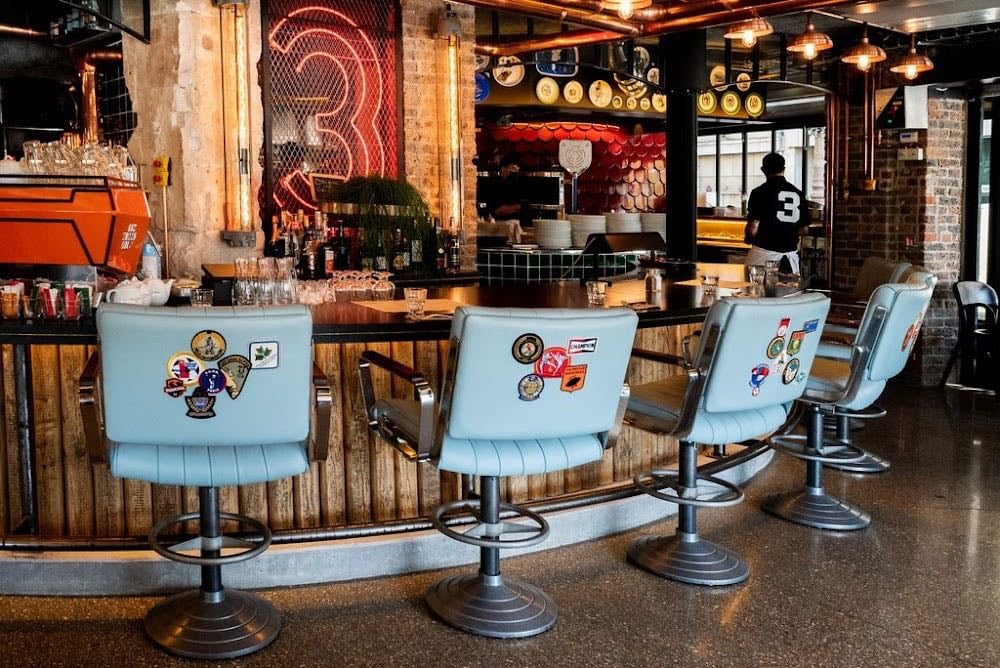 Aux Trois Obus - Cover