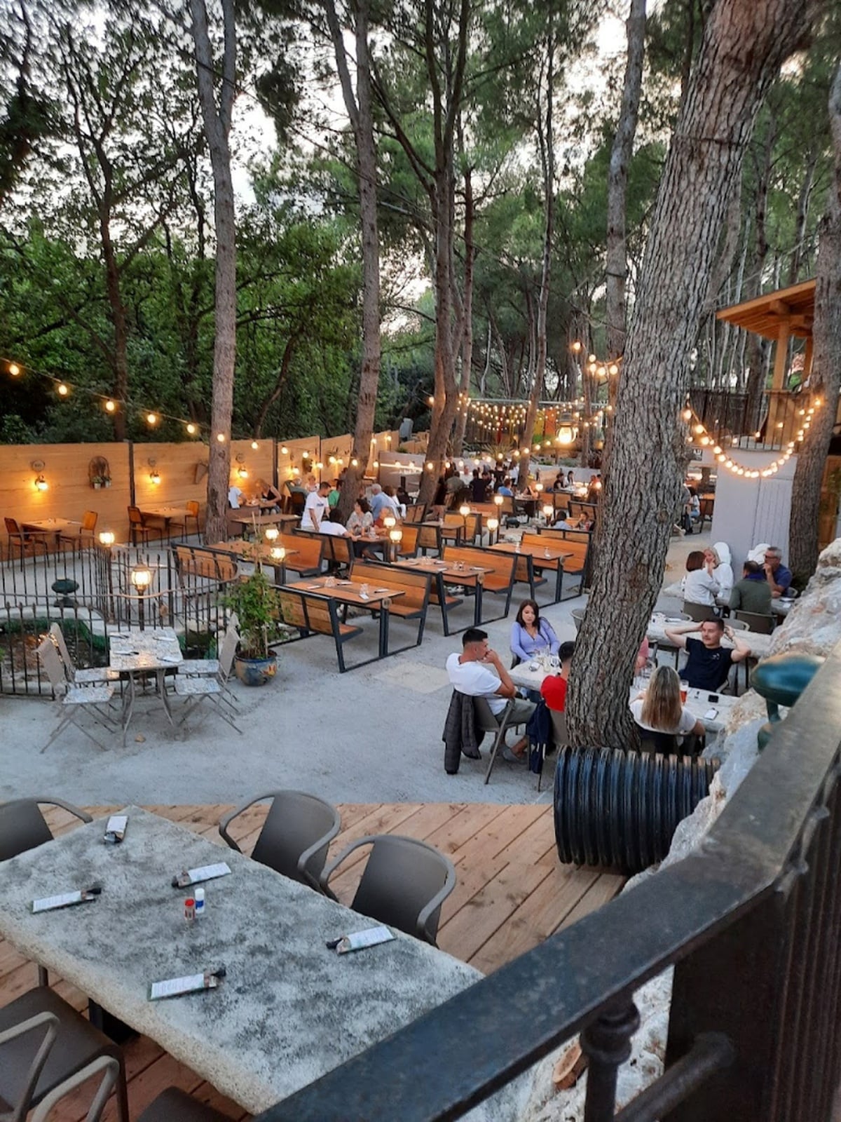 Chez Pierrot - Cover