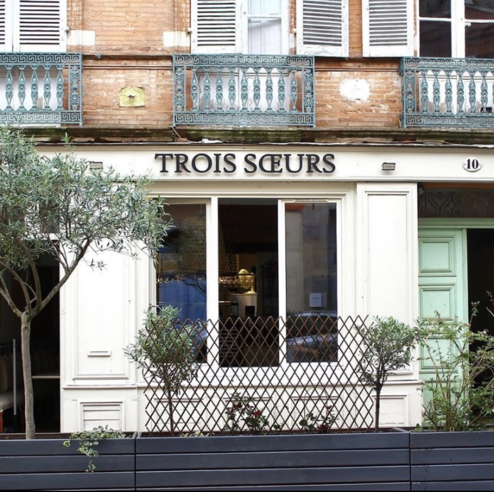 Trois Soeurs Café - Cover