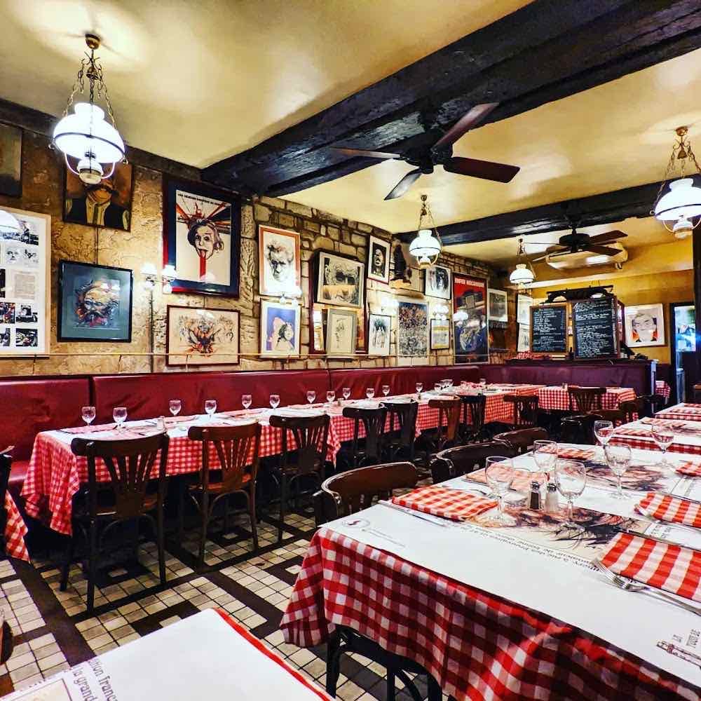 La Tour Montlhéry - Chez Denise - Cover