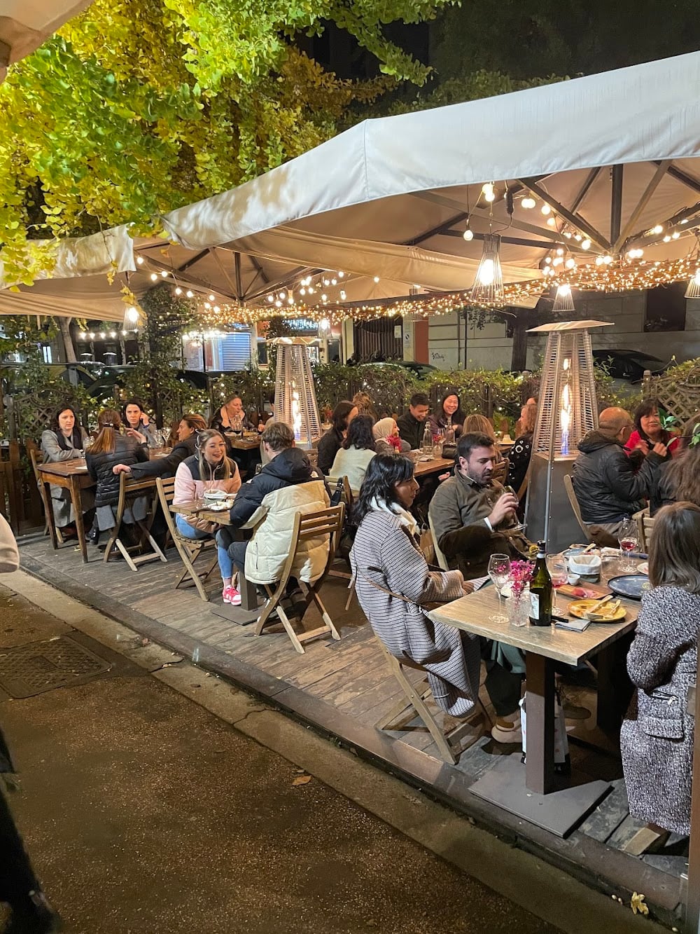 TAVOLA BOTTIGLIERIA CON CUCINA - Cover