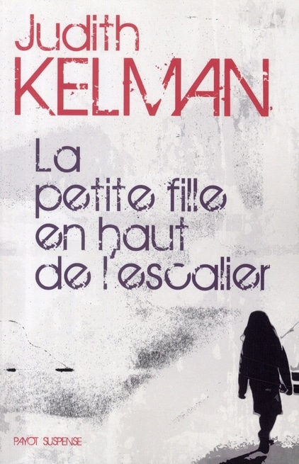 La petite fille en haut de l'escalier