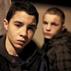 Fracture (TV) - Cover